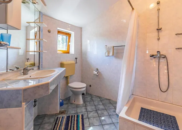 Semesterbostad Gorgeous In With Wifi Medulin